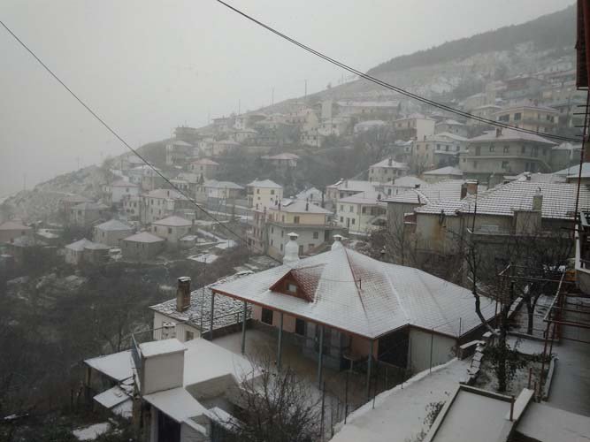 Στα λευκά «ξύπνησε» η Λάρισα -Χιονίζει μέσα στην πόλη [εικόνες & βίντεο] | iefimerida.gr 2