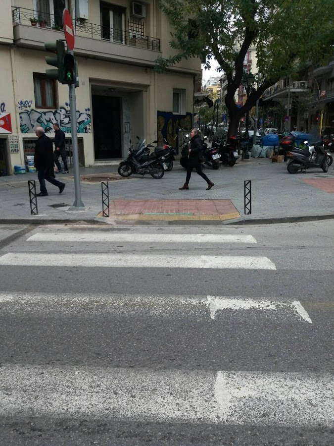 Στη Θεσσαλονίκη έβαλαν φωτεινά σημάδια στις ράμπες για τα ΑμεΑ [εικόνες]  | iefimerida.gr 2