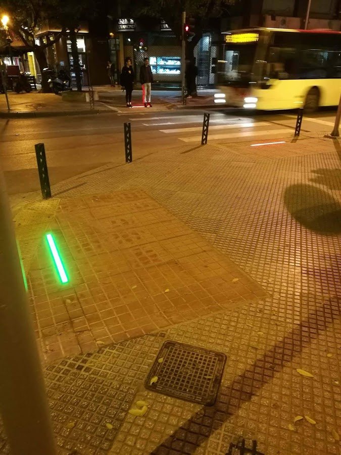 Στη Θεσσαλονίκη έβαλαν φωτεινά σημάδια στις ράμπες για τα ΑμεΑ [εικόνες]  | iefimerida.gr 1