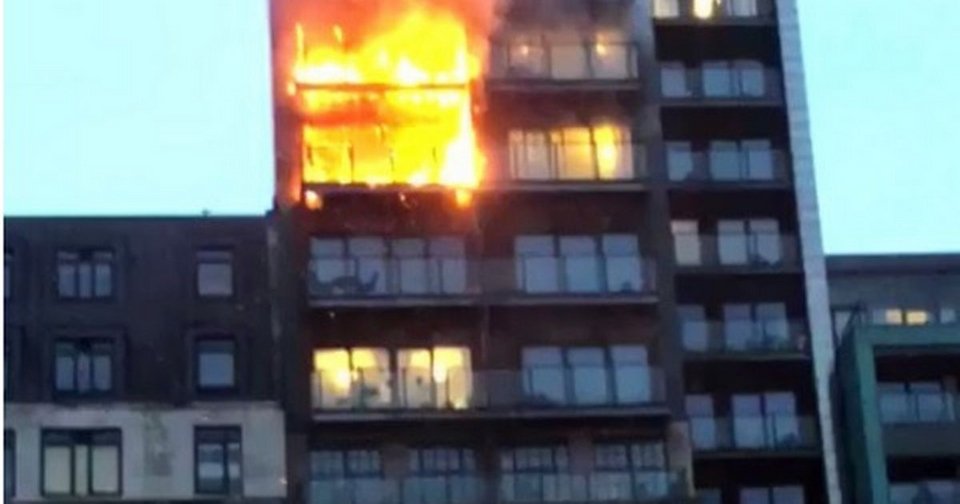 Ξέσπασε πυρκαγιά σε 12ώροφη πολυκατοικία στο Μάντσεστερ [εικόνες & βίντεο] | iefimerida.gr 2