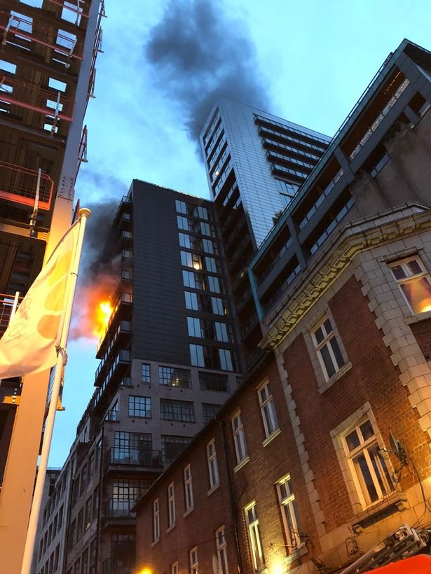 Ξέσπασε πυρκαγιά σε 12ώροφη πολυκατοικία στο Μάντσεστερ [εικόνες & βίντεο] | iefimerida.gr 3