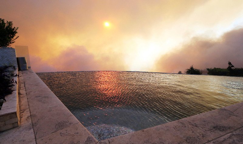 Πύρινη κόλαση στο Λος Αντζελες, βίλες στις φλόγες -Απειλούνται τα σπίτια της Καρντάσιαν, της Γκουίνεθ Πάλτροου και άλλων σταρ [εικόνες & βίντεο]  | iefimerida.gr 2