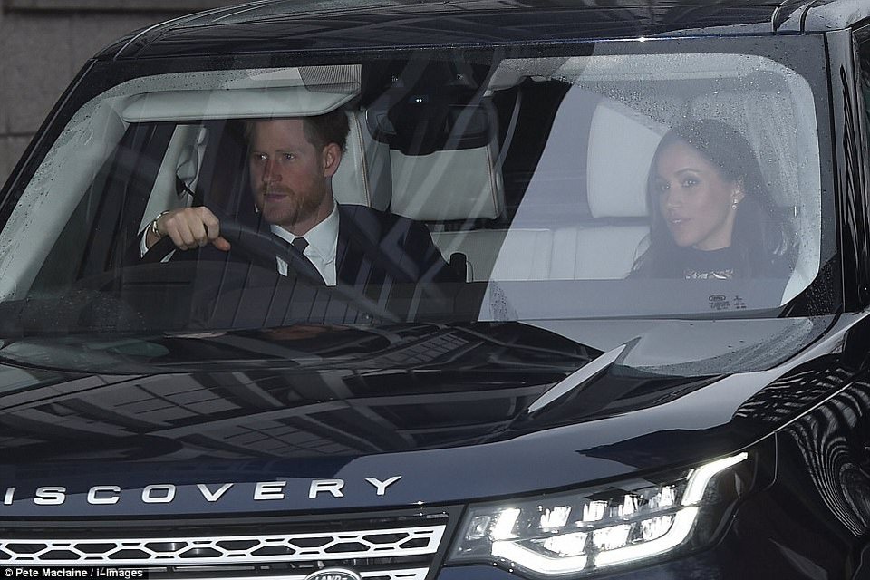 Η Μέγκαν Μαρκλ στο Μπάκιγχαμ, με Κέιτ, πρίγκιπα Τζορτζ και Σαρλότ -Με φόρεμα 300 λιρών [εικόνες] | iefimerida.gr 0