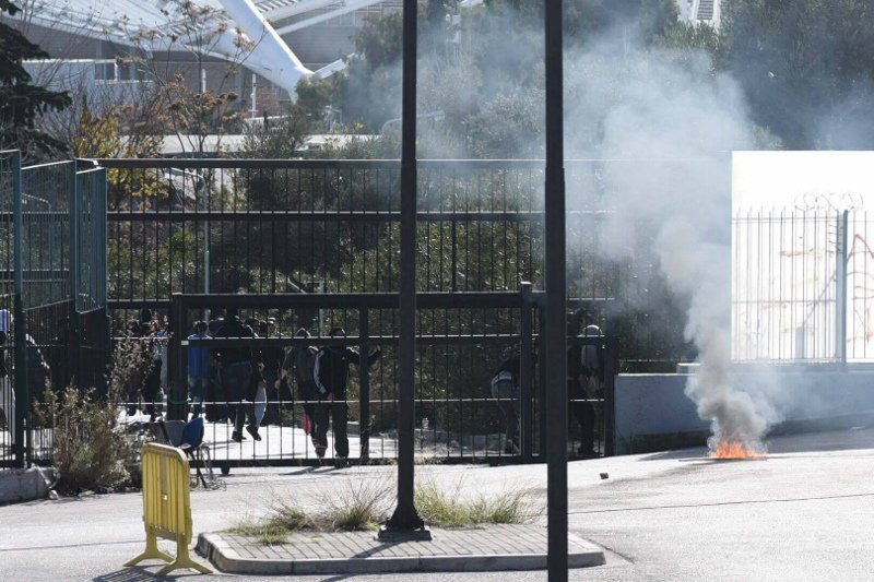 Φρούριο το υπουργείο Παιδείας: Σφράγισαν με λαμαρίνες την είσοδο γιατί φοβούνται τους διαδηλωτές [εικόνες & βίντεο] | iefimerida.gr 3