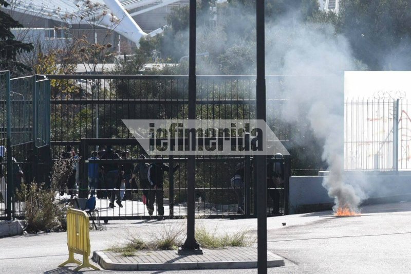 Μολότοφ έξω από το υπουργείο Παιδείας- Στη συγκέντρωση διαμαρτυρίας μαθητών [βίντεο] | iefimerida.gr 0