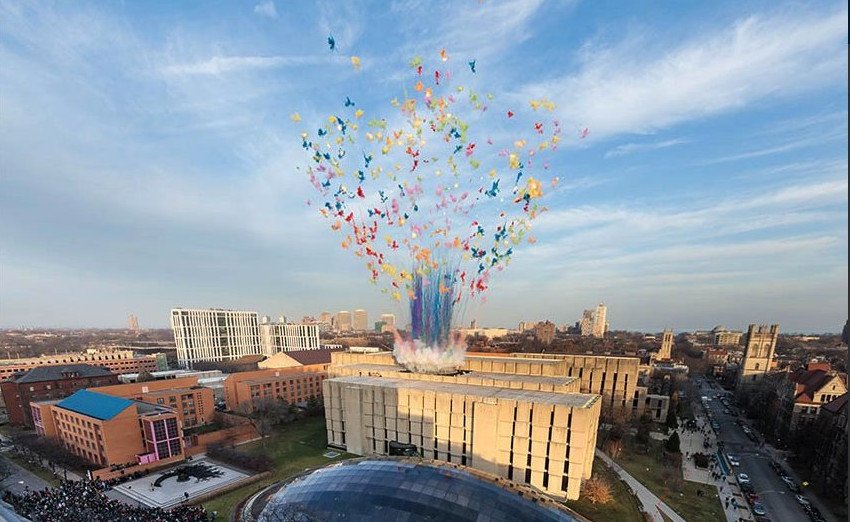 Eνα πολύχρωμο μανιτάρι κάλυψε τον ουρανό του Σικάγο [εικόνες & βίντεο]  | iefimerida.gr 1