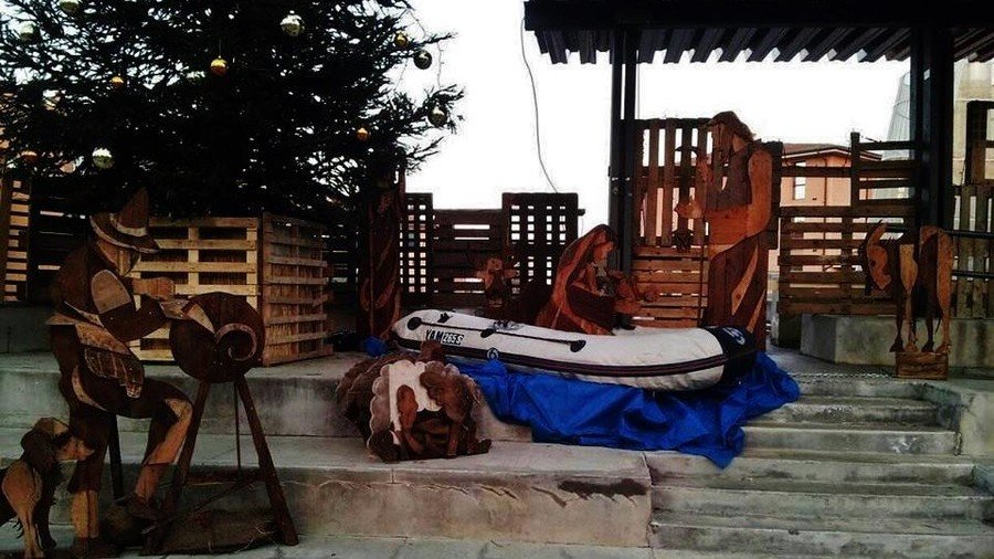 Σάλος στην Ιταλία με τη φάτνη με τον νεογέννητο Ιησού ως πρόσφυγα σε φουσκωτό [εικόνες]  | iefimerida.gr 0