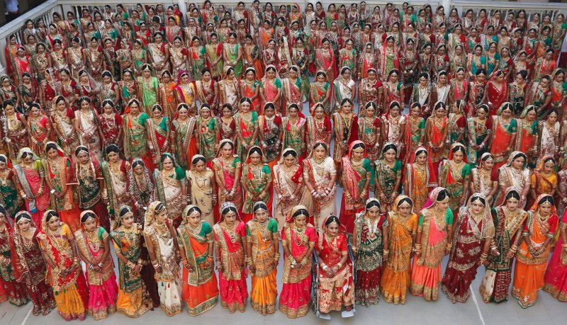 Εμπορος διαμαντιών πάντρεψε 251 ζευγάρια στην Ινδία και τους χάρισε πανάκριβα δώρα [εικόνες] | iefimerida.gr 4