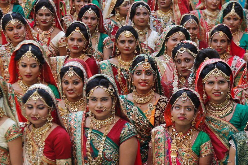 Εμπορος διαμαντιών πάντρεψε 251 ζευγάρια στην Ινδία και τους χάρισε πανάκριβα δώρα [εικόνες] | iefimerida.gr 2