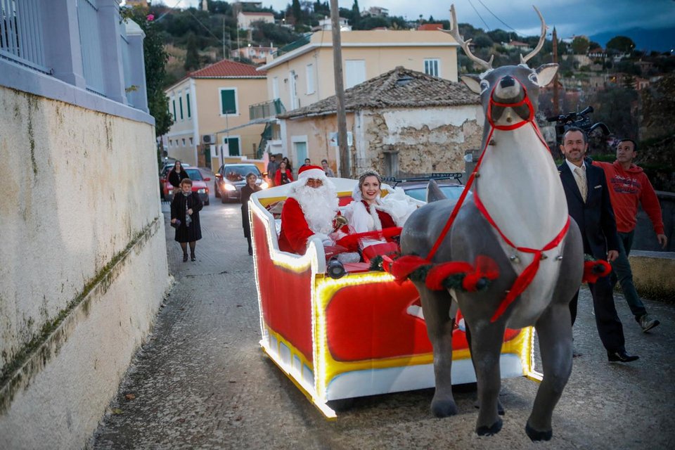 Παραμυθένιος γάμος στην Κεφαλονιά -Τη νύφη την πήγε ο Αγιος Βασίλης με έλκηθρο [εικόνες] | iefimerida.gr 1