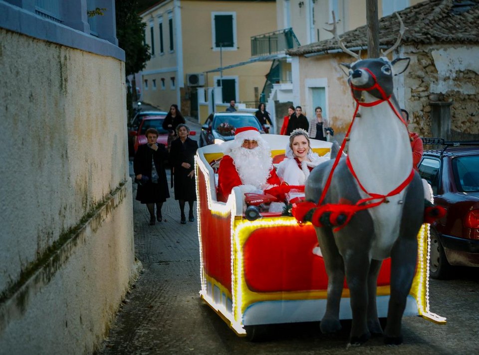 Παραμυθένιος γάμος στην Κεφαλονιά -Τη νύφη την πήγε ο Αγιος Βασίλης με έλκηθρο [εικόνες] | iefimerida.gr 2