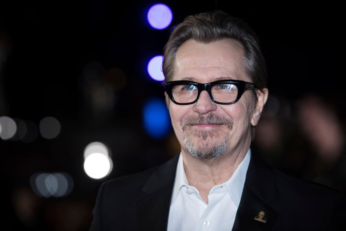 Σοβαρή δηλητηρίαση έπαθε ο Όλντμαν καπνίζοντας 400 πούρα ως Γουίνστον Τσόρτσιλ [βίντεο] | iefimerida.gr 1