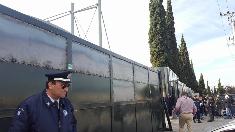 Φρούριο το υπουργείο Παιδείας: Σφράγισαν με λαμαρίνες την είσοδο γιατί φοβούνται τους διαδηλωτές [εικόνες & βίντεο] | iefimerida.gr 0