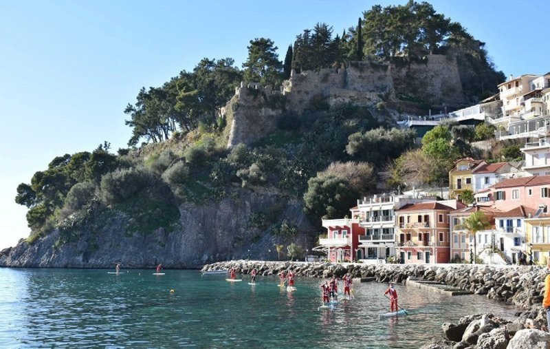 Πάργα: Αϊ - Βασίληδες κάνουν SUP και μοιράζουν γλυκά σε παιδιά [εικόνες] | iefimerida.gr 1