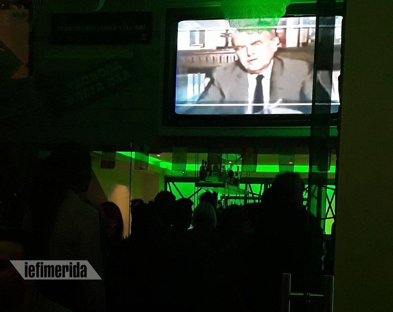 Το «παλιό ΠΑΣΟΚ» ξαναγύρισε: Ρίτα Σακελλαρίου, γαρύφαλλα, κοκτέιλ ΠΑΣΟΚίτο στα εγκαίνια του καφέ «Αλλαγή» [εικόνες & βίντεο] | iefimerida.gr 3