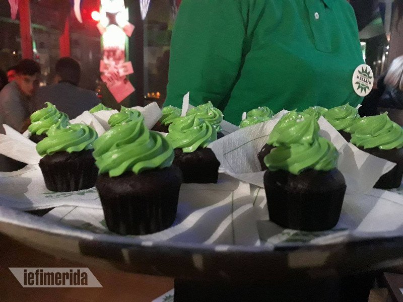 Το «παλιό ΠΑΣΟΚ» ξαναγύρισε: Ρίτα Σακελλαρίου, γαρύφαλλα, κοκτέιλ ΠΑΣΟΚίτο στα εγκαίνια του καφέ «Αλλαγή» [εικόνες & βίντεο] | iefimerida.gr 5