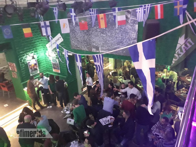 Το «παλιό ΠΑΣΟΚ» ξαναγύρισε: Ρίτα Σακελλαρίου, γαρύφαλλα, κοκτέιλ ΠΑΣΟΚίτο στα εγκαίνια του καφέ «Αλλαγή» [εικόνες & βίντεο] | iefimerida.gr 4