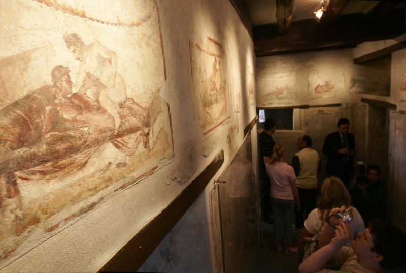 Τι μαρτυρούν οι τοιχογραφίες για το πληρωμένο σεξ στην αρχαία Πομπηία [εικόνες] | iefimerida.gr 7