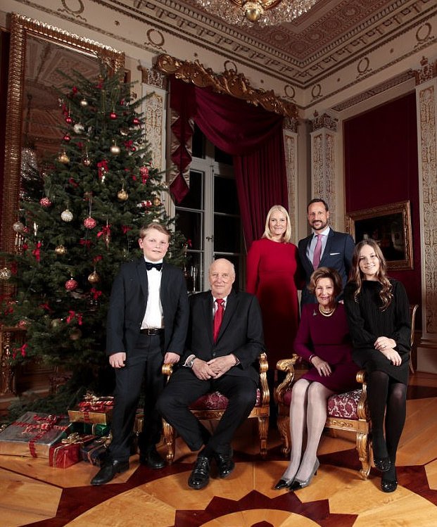 Τι κάνουν οι βασιλείς της Ευρώπης τα Χριστούγεννα -Χλιδάτες διακοπές στα χιόνια και αποδράσεις στα εξοχικά τους [εικόνες] | iefimerida.gr 6