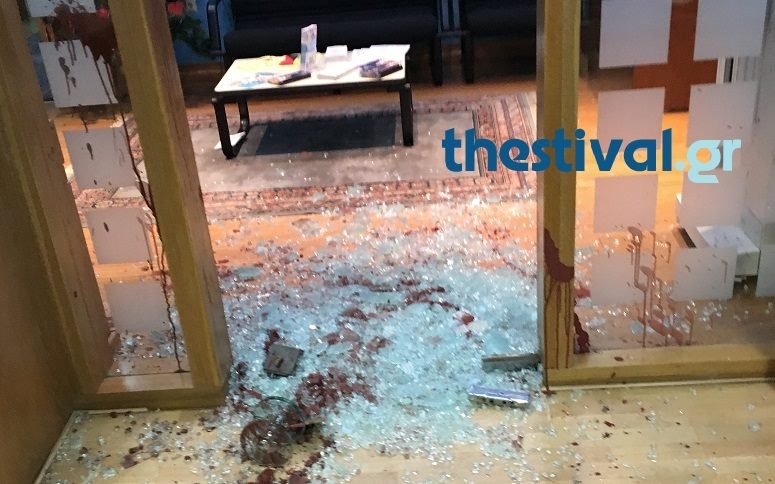 Κουκουλοφόροι τα έκαναν γυαλιά καρφιά στην πρυτανεία του ΠΑΜΑΚ -Εσπασαν υπολογιστές και γραφεία [εικόνες] | iefimerida.gr 0