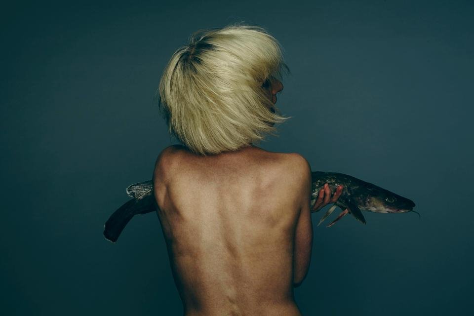 Σταρ φωτογραφίζονται γυμνές με νεκρά ψάρια στα απόκρυφα [εικόνες] | iefimerida.gr 0