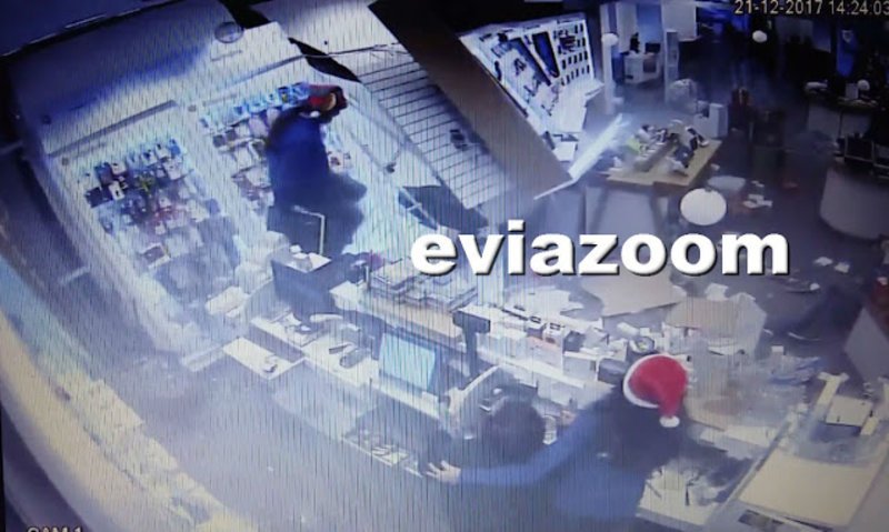 Εύβοια: Αυτοκίνητο «μπούκαρε» με την όπισθεν σε κατάστημα -Δύο ελαφρά τραυματίες [εικόνες & βίντεο] | iefimerida.gr 3