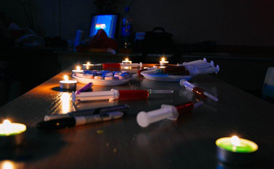 Αγριο πάρτι σε σχολείο της Ρωσίας – Μαθητές δίπλα σε σύριγγες, κεφάλι χοίρου και πεντάλφα [εικόνες & βίντεο]  | iefimerida.gr 1