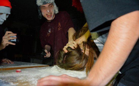 Αγριο πάρτι σε σχολείο της Ρωσίας – Μαθητές δίπλα σε σύριγγες, κεφάλι χοίρου και πεντάλφα [εικόνες & βίντεο]  | iefimerida.gr 2