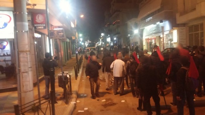 Αγριο ξύλο: OΡΜΑ ΑΝΤΙFA εναντίον Χρυσής Αυγής στη Σαλαμίνα [βίντεο]  | iefimerida.gr 2