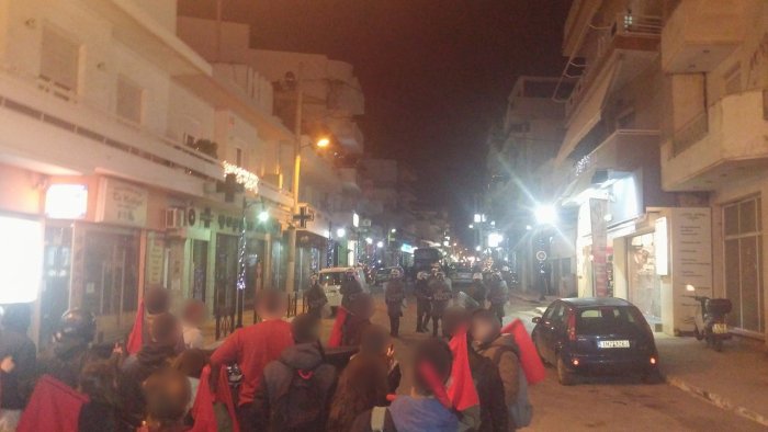 Αγριο ξύλο: OΡΜΑ ΑΝΤΙFA εναντίον Χρυσής Αυγής στη Σαλαμίνα [βίντεο]  | iefimerida.gr 3