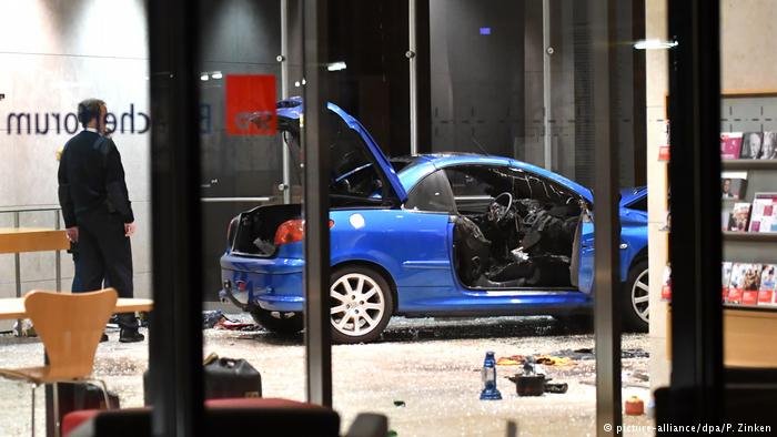 58χρονος μπούκαρε με ΙΧ στα γραφεία του SPD -Είχε αφήσει τσάντα με εύφλεκτα υλικά και στο CDU της Μέρκελ [εικόνες] | iefimerida.gr 2