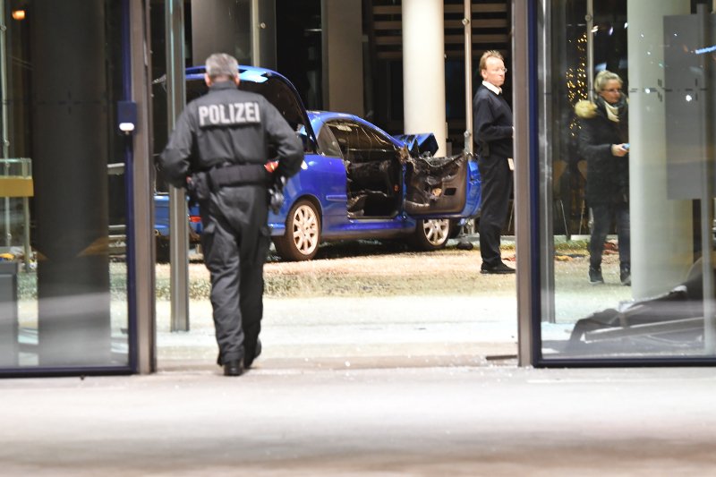 58χρονος μπούκαρε με ΙΧ στα γραφεία του SPD -Είχε αφήσει τσάντα με εύφλεκτα υλικά και στο CDU της Μέρκελ [εικόνες] | iefimerida.gr 1