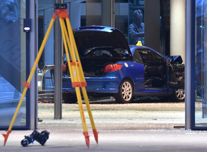 58χρονος μπούκαρε με ΙΧ στα γραφεία του SPD -Είχε αφήσει τσάντα με εύφλεκτα υλικά και στο CDU της Μέρκελ [εικόνες] | iefimerida.gr 0