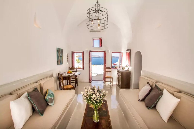 Αυτό το σπίτι-σπηλιά στη Σαντορίνη είναι στα 5 πιο δημοφιλή της Airbnb στον κόσμο [εικόνες]  | iefimerida.gr 6