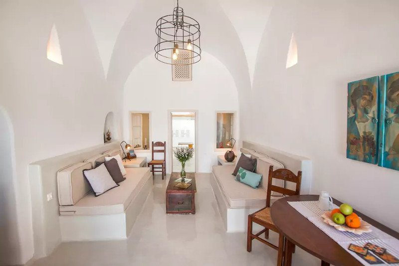 Αυτό το σπίτι-σπηλιά στη Σαντορίνη είναι στα 5 πιο δημοφιλή της Airbnb στον κόσμο [εικόνες]  | iefimerida.gr 2