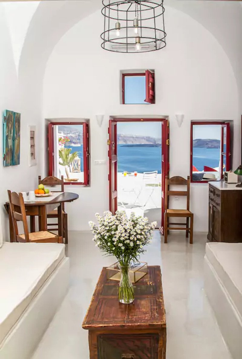 Αυτό το σπίτι-σπηλιά στη Σαντορίνη είναι στα 5 πιο δημοφιλή της Airbnb στον κόσμο [εικόνες]  | iefimerida.gr 1