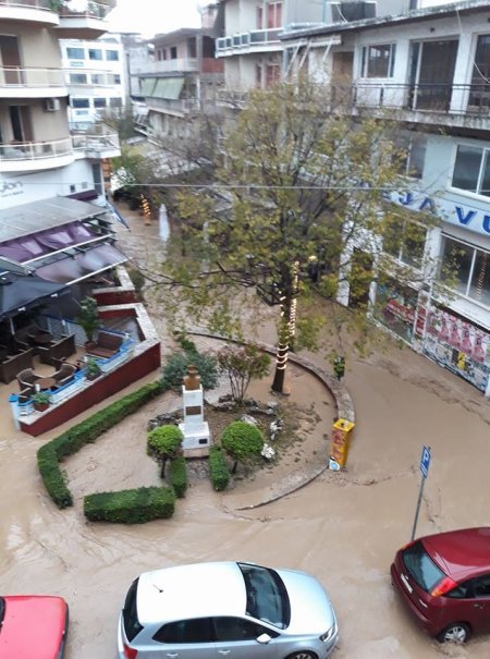 Σάρωσε η κακοκαιρία τη Δυτική Ελλάδα -Πλημμύρισαν σπίτια, φούσκωσαν ποτάμια, έσπασαν δρόμοι [εικόνες & βίντεο] | iefimerida.gr 8