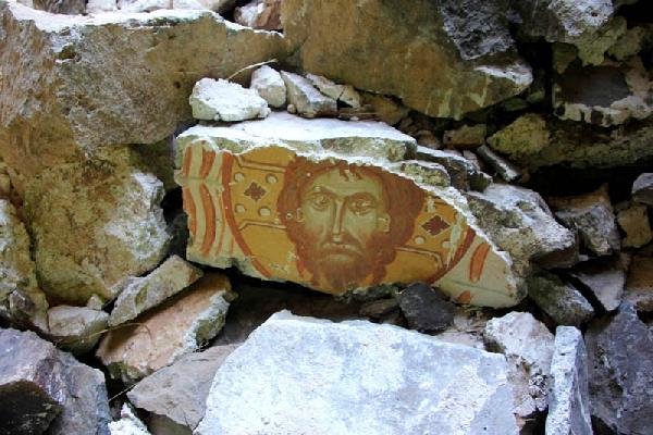 Το εσωτερικό του παρεκκλησιού που ανακαλύφθηκε στην Παναγία Σουμελά [εικόνες] | iefimerida.gr 2