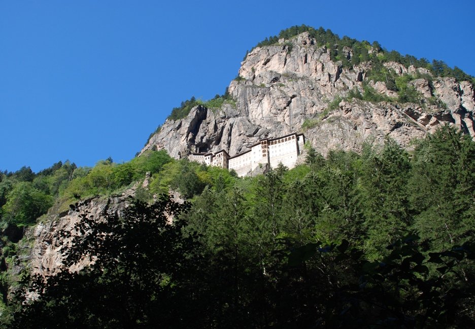 Δέος στην Παναγία Σουμελά -Βρήκαν τυχαία κρυφό τούνελ που οδηγεί σε παρεκκλήσι [εικόνες] | iefimerida.gr 2