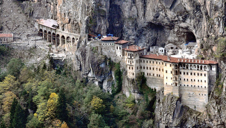 Δέος στην Παναγία Σουμελά -Βρήκαν τυχαία κρυφό τούνελ που οδηγεί σε παρεκκλήσι [εικόνες] | iefimerida.gr 3