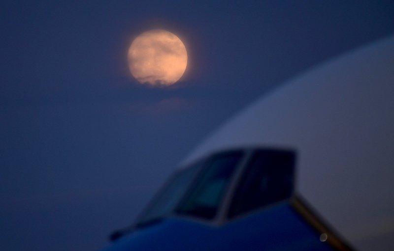 Εντυπωσιακές φωτογραφίες ανά τον κόσμο από το μεγαλύτερο φεγγάρι του 2017 [εικόνες] | iefimerida.gr 2