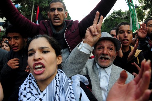 Στους δρόμους οι Τυνήσιοι μετά την απόφαση Τραμπ για την Ιερουσαλήμ [εικόνες] | iefimerida.gr 0