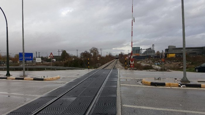 Τρένο παρέσυρε Ι.Χ. στα Τρίκαλα- Νεκρός ο οδηγός [εικόνες & βίντεο] | iefimerida.gr 1