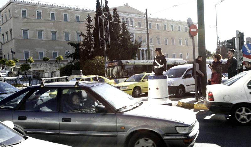 Εικόνες από τα παλιά: Τροχονόμοι σε βάθρο ρύθμισαν την κυκλοφορία σε Αθήνα και Θεσσαλονίκη | iefimerida.gr 1