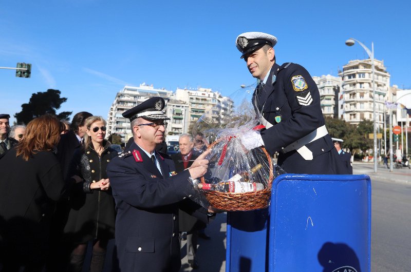 Εικόνες από τα παλιά: Τροχονόμοι σε βάθρο ρύθμισαν την κυκλοφορία σε Αθήνα και Θεσσαλονίκη | iefimerida.gr 3