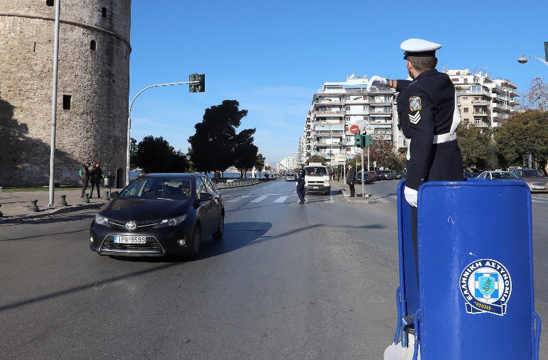 Εικόνες από τα παλιά: Τροχονόμοι σε βάθρο ρύθμισαν την κυκλοφορία σε Αθήνα και Θεσσαλονίκη | iefimerida.gr 4
