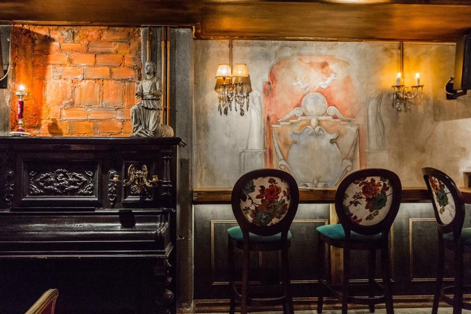 Upper: Σαν σε σαλόνι αρχοντικού -Το νέο all-day bistro bar στο Σύνταγμα με αισθητική αλά «Downton Abbey» [εικόνες] | iefimerida.gr 2