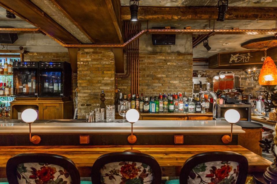 Upper: Σαν σε σαλόνι αρχοντικού -Το νέο all-day bistro bar στο Σύνταγμα με αισθητική αλά «Downton Abbey» [εικόνες] | iefimerida.gr 9