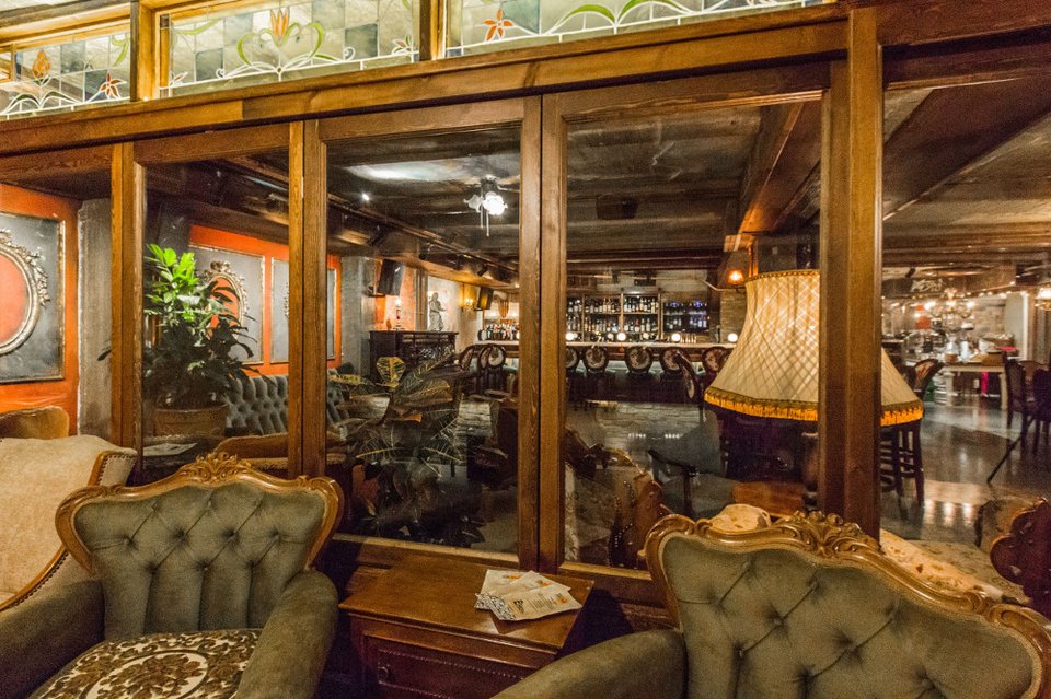 Upper: Σαν σε σαλόνι αρχοντικού -Το νέο all-day bistro bar στο Σύνταγμα με αισθητική αλά «Downton Abbey» [εικόνες] | iefimerida.gr 7