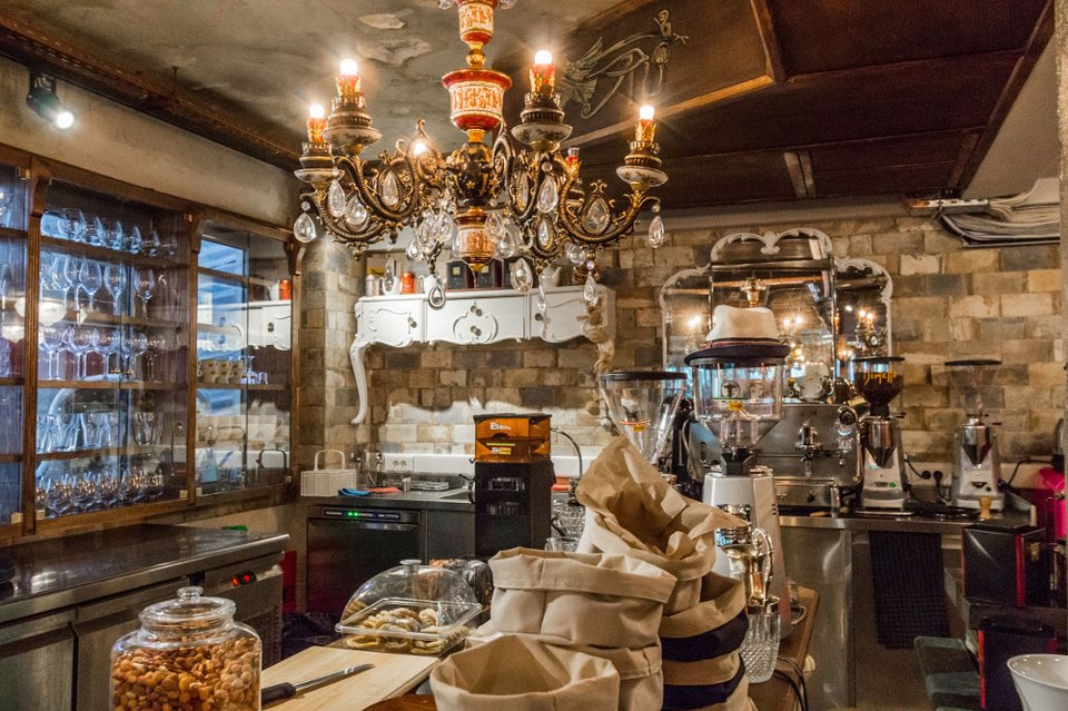 Upper: Σαν σε σαλόνι αρχοντικού -Το νέο all-day bistro bar στο Σύνταγμα με αισθητική αλά «Downton Abbey» [εικόνες] | iefimerida.gr 5